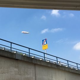 Blimp über Heimaterde