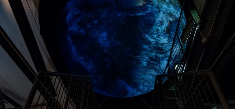 Einmal Astronaut sein: die riesige schwebende Erde im Gasometer Oberhausen