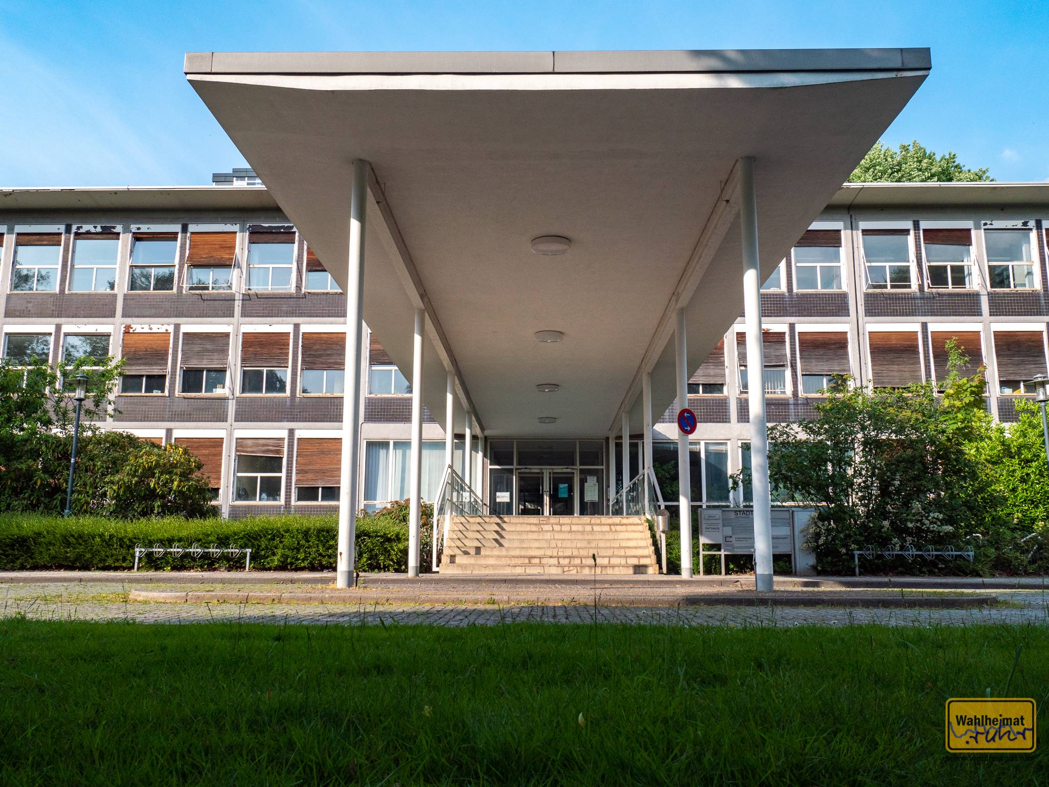 Das Stadthaus Krefeld gehörte ebenfalls zur Verseidag. Egon Eiermann entwarf den markanten Bau, der auf Bauhaus-Ideen fusste und 1956 fertiggestellt wurde und mittlerweile dringend einer Sanierung bedarf.