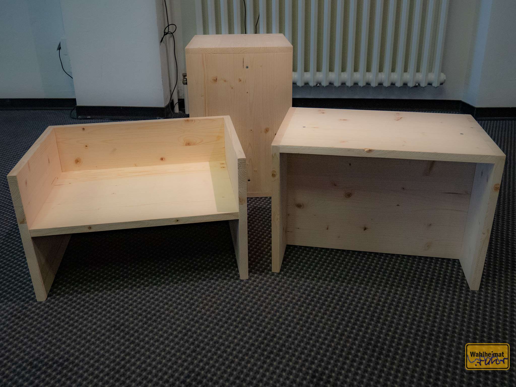 Van Bo Le-Mentzel hat diese Hartz-4-Möbel ermöglicht: Für 10€ Material, 10 Schrauben, aufgebaut in 10 Minuten ist das z.B. der "Berliner Hocker". Die Pläne kann man im Netz frei runterladen. Irgendwie auch (spätes) Bauhaus.