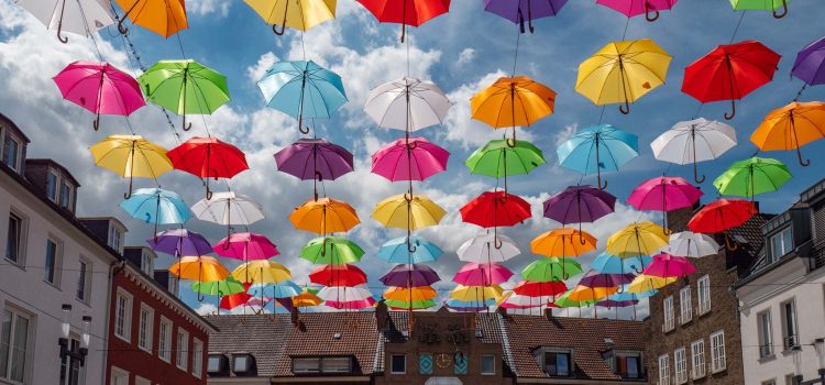 Dorsten – bunte Schirme am Himmel über der Innenstadt