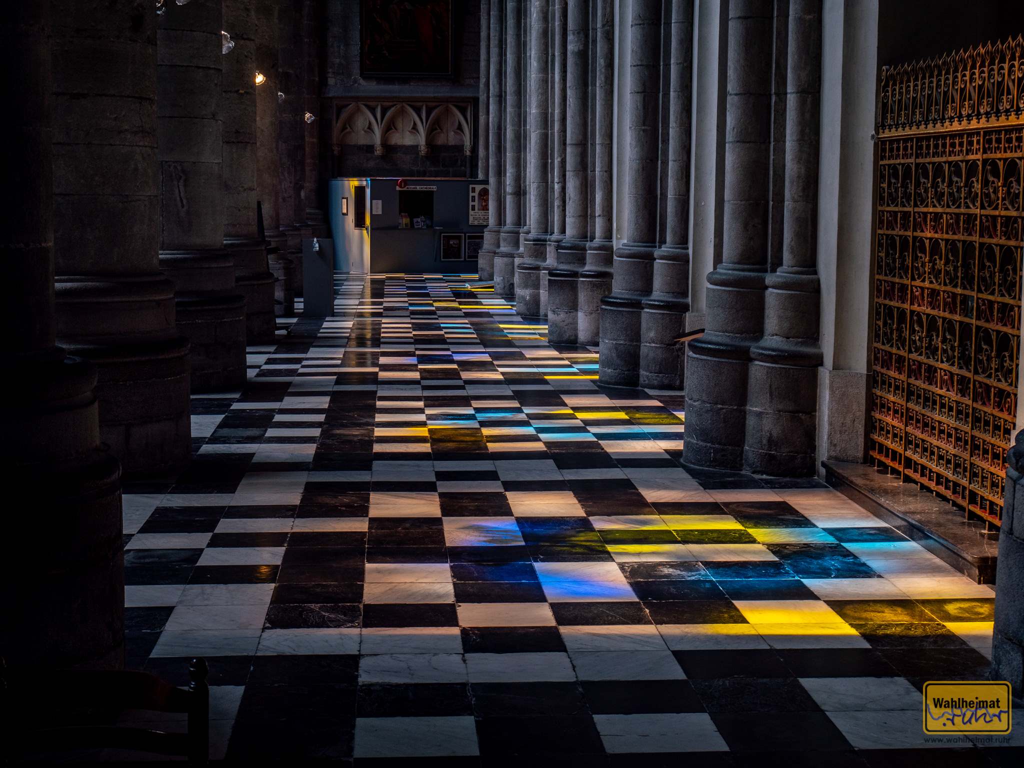 ...ganz wunderbare Reflektionen auf den Boden der Kathedrale.