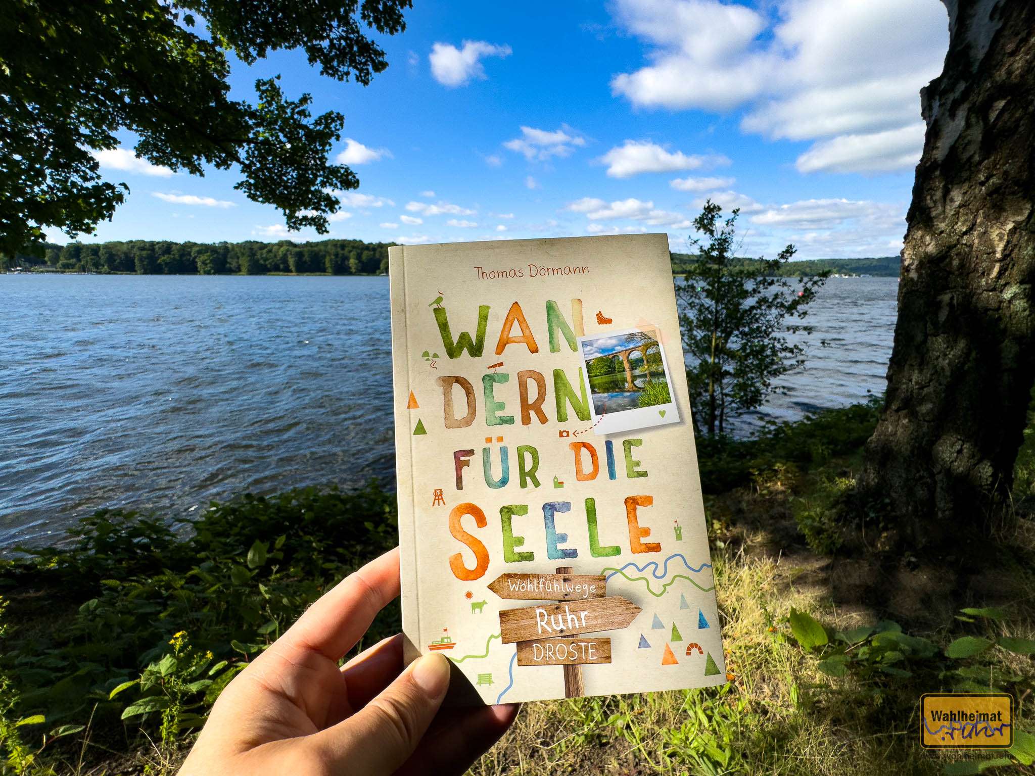 Das Wanderbuch hat man am Besten immer dabei - wie hier am Baldeneysee.