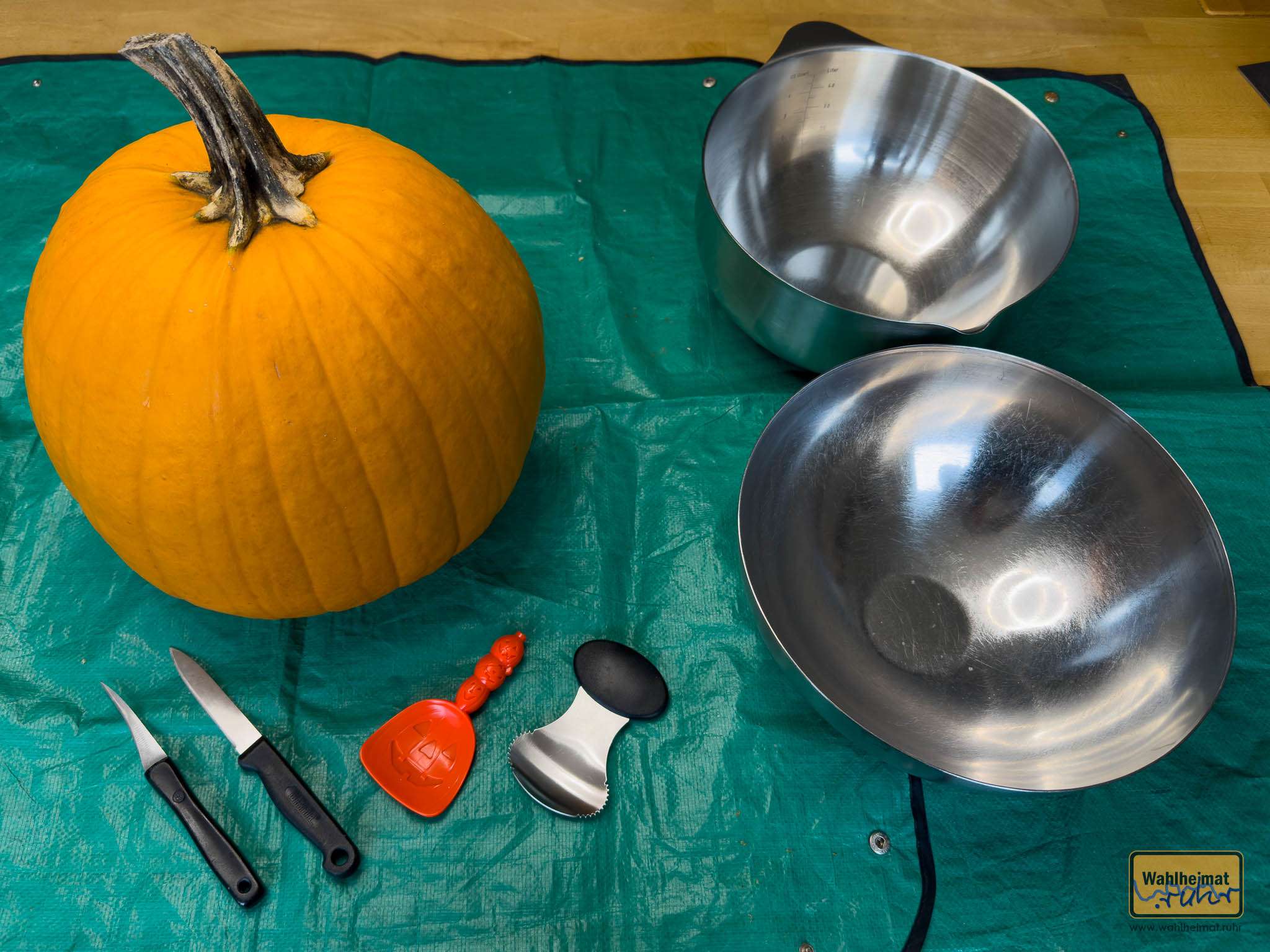 Am Anfang muss der Kürbis ausgehöhlt werden.