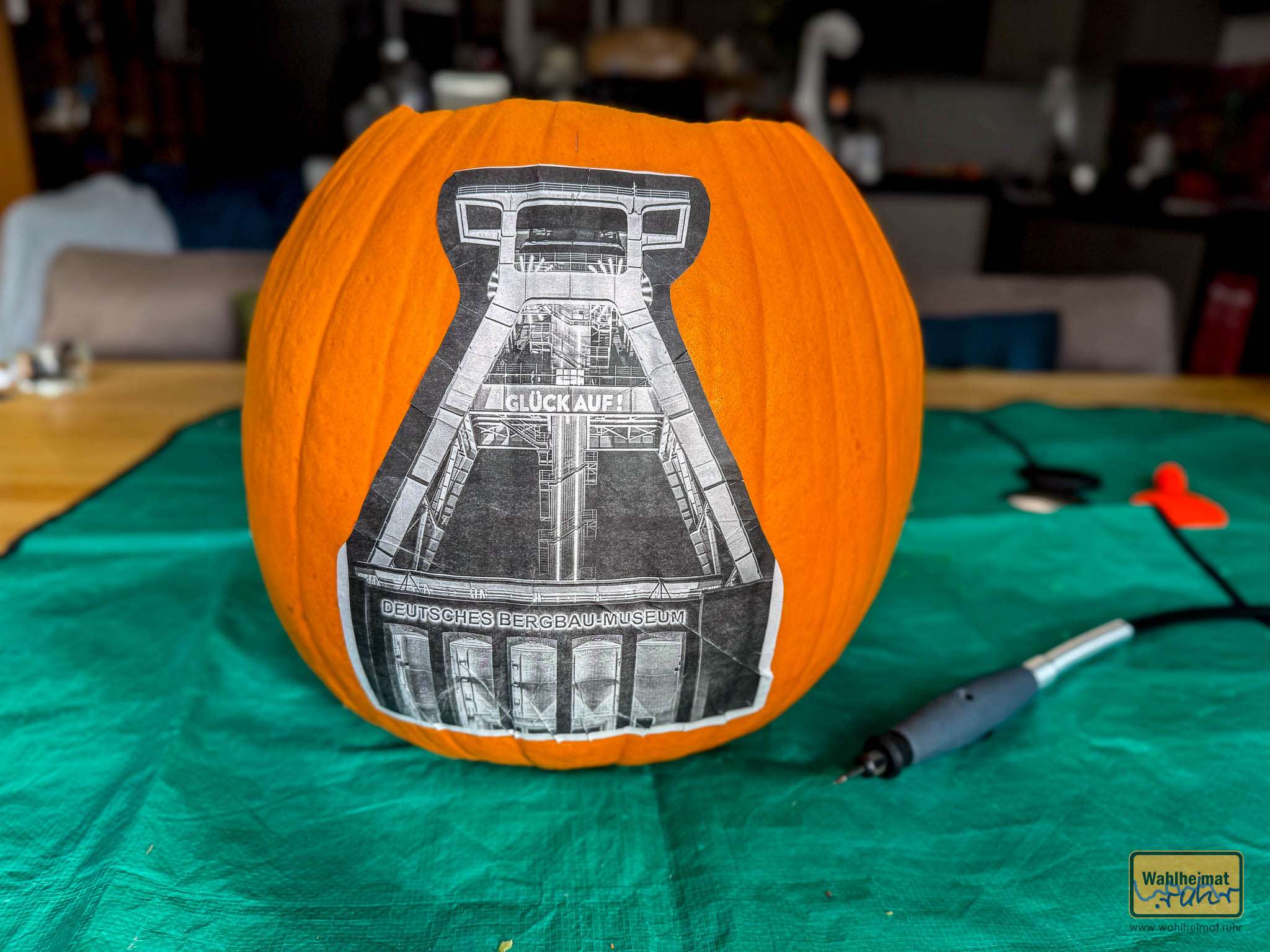 Mit einem dünnen Spezialpapier wird das Motiv aufgebracht.