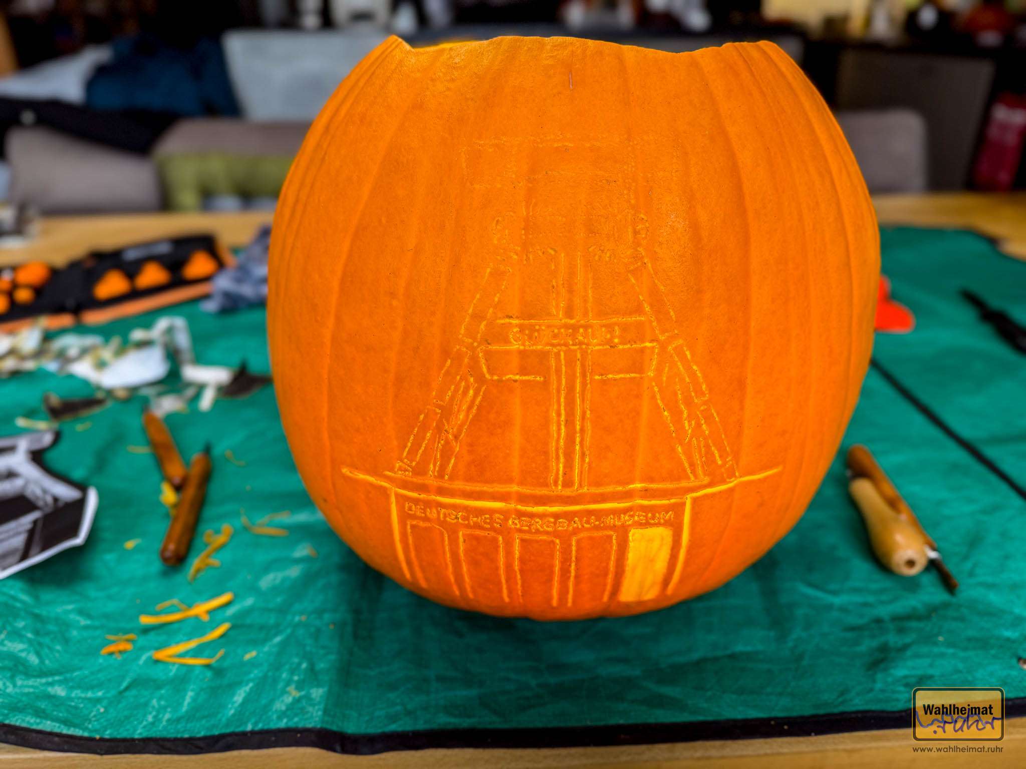 Das Motiv muss dann in den Kürbis übertragen und dann nachgearbeitet werden.