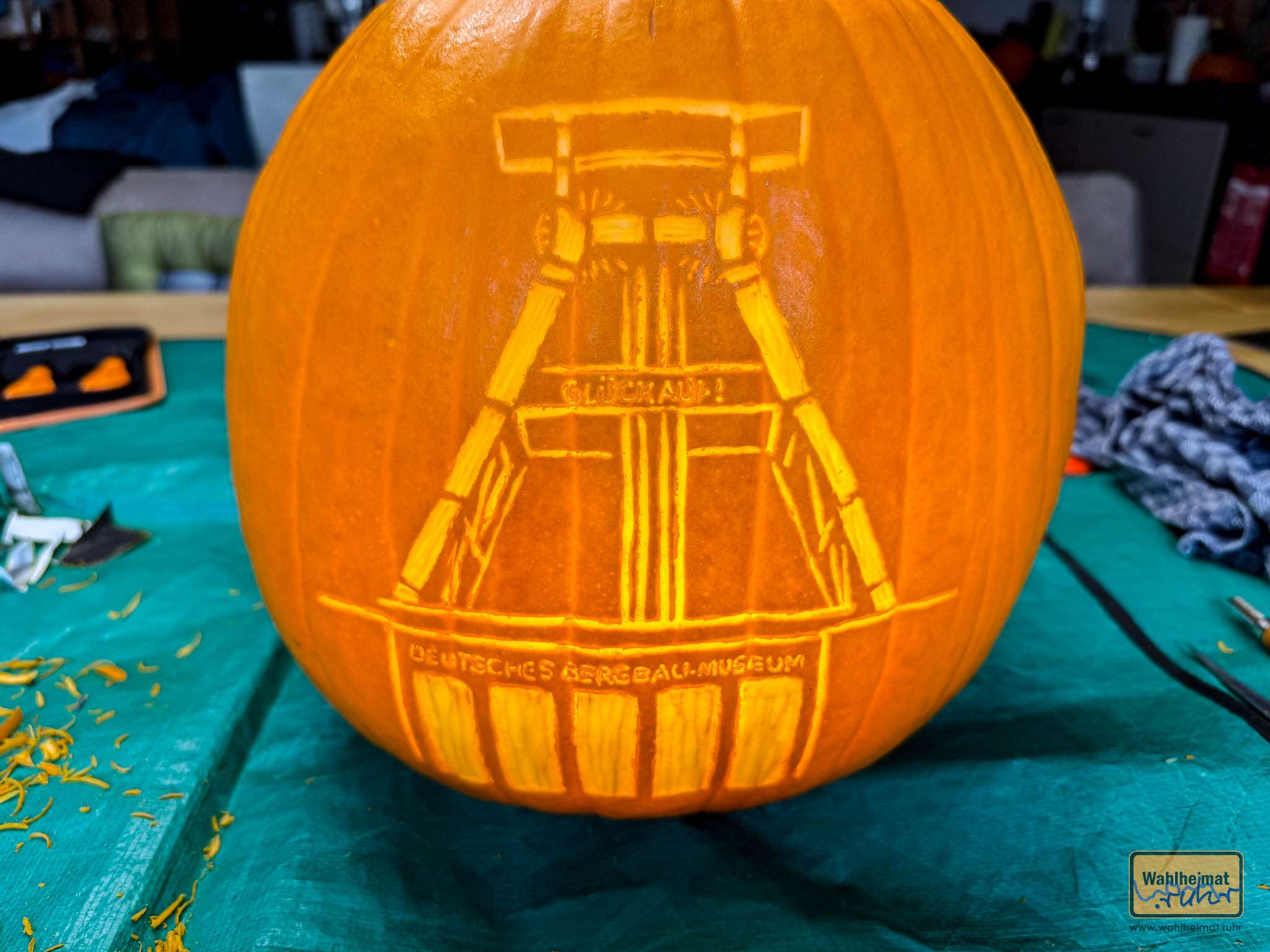Sehr hilfreich ist übrigens eine LED-Baustellenleuchte im Inneren des Kürbisses.