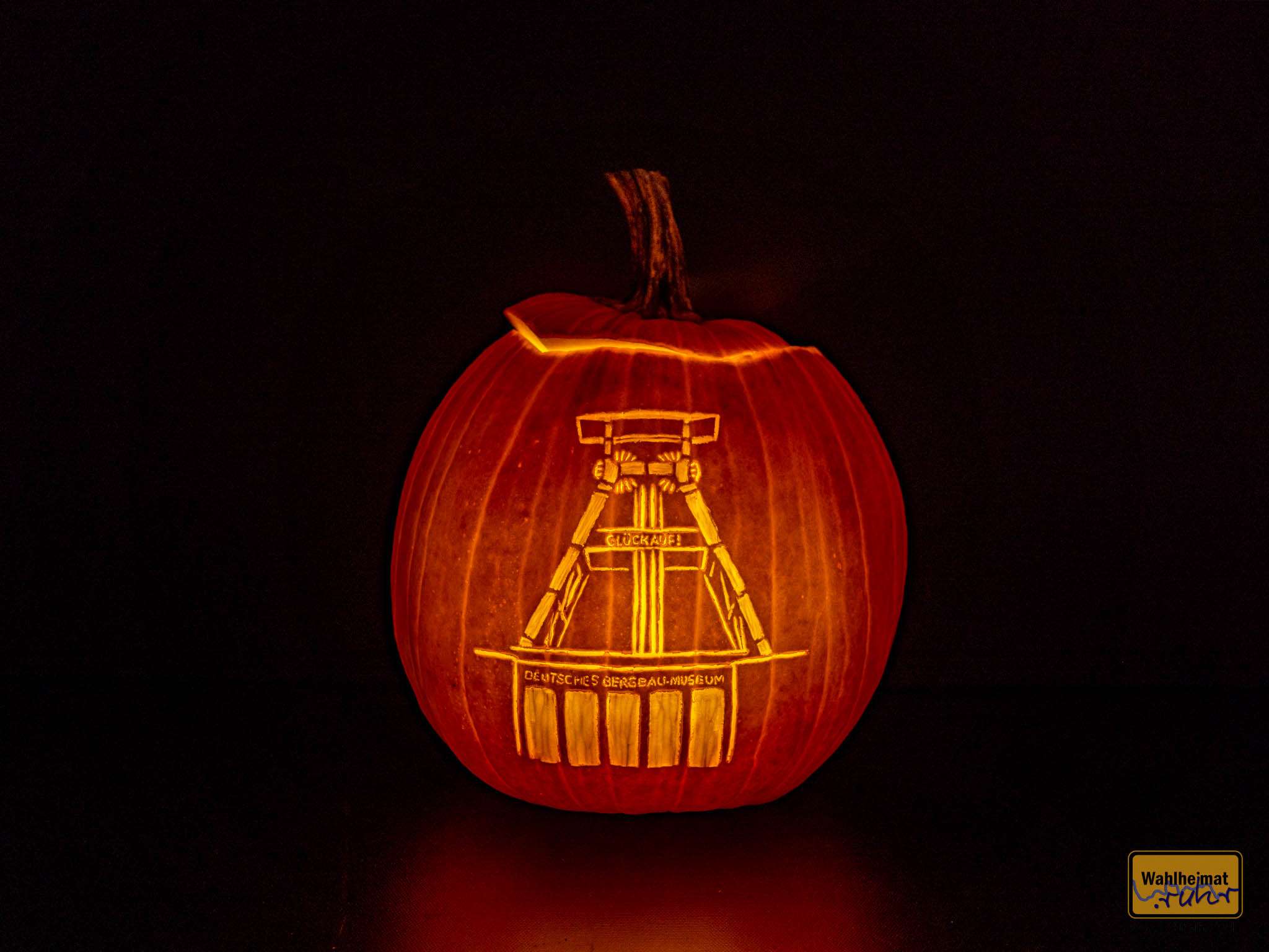 Und dann - nach gut anderthalb Stunden Schnitzerei - sieht das Ergebnis so aus: der Ruhrgebietskürbis 2025 - das Deutsche Bergbaumuseum Bochum.