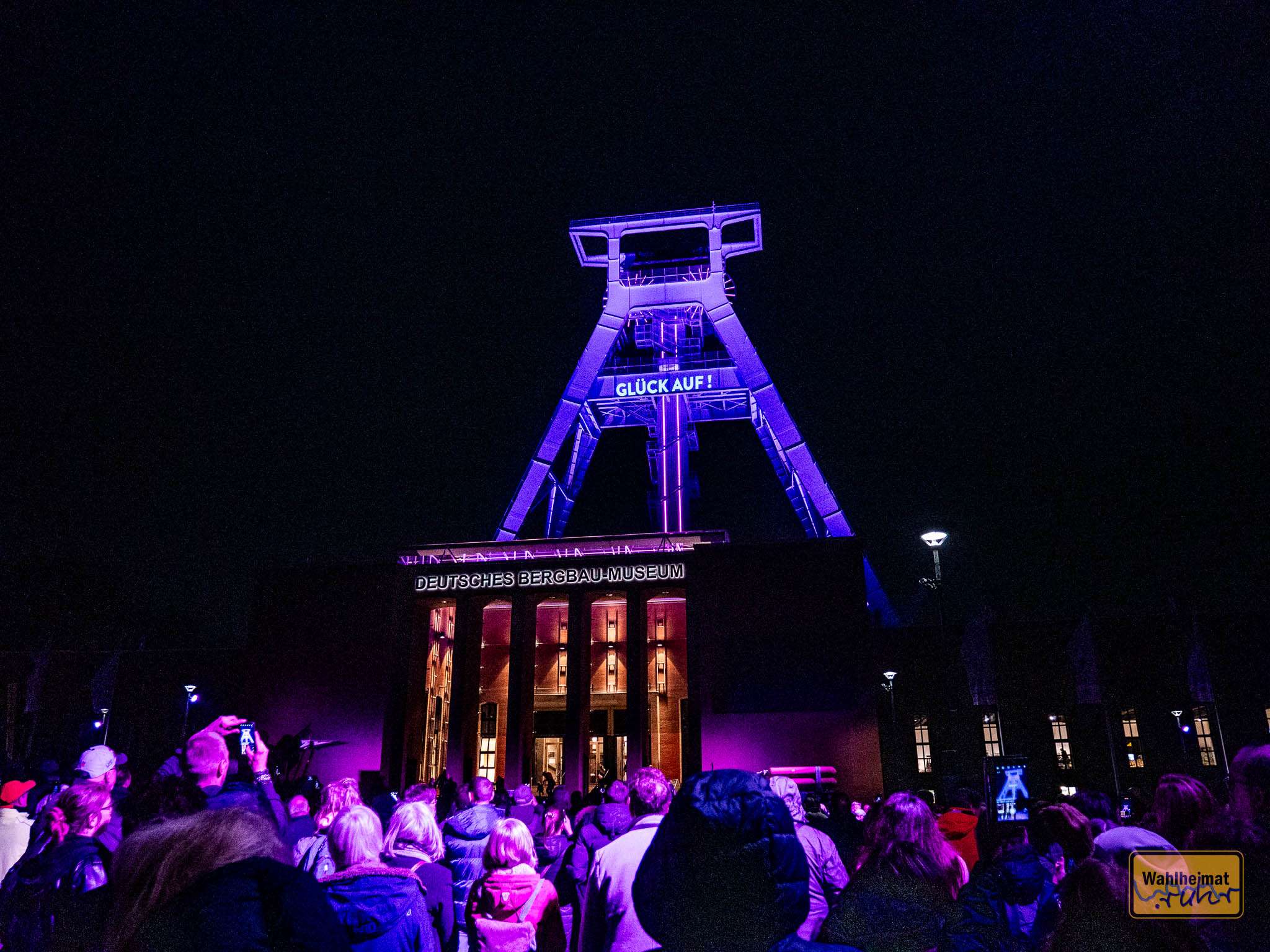 Viele hundert Menschen erleben die erstmalige Illumination des Fördergerüsts am Abend.