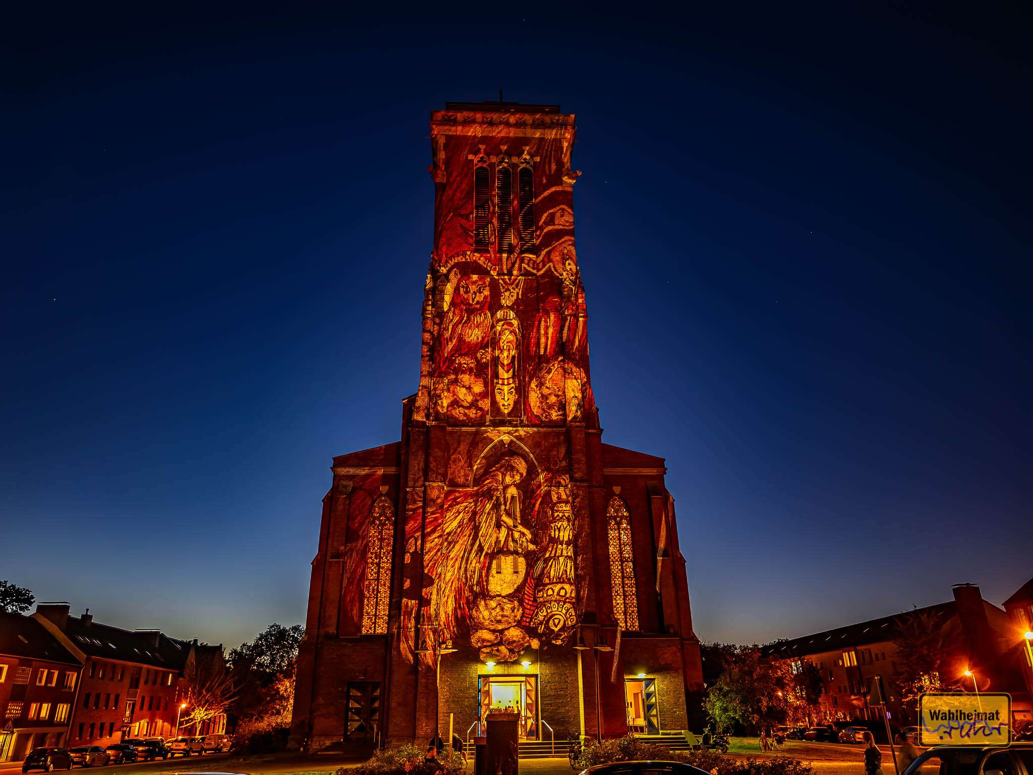 Die von außen angestrahlte Fassade der Kirche St. Engelbert