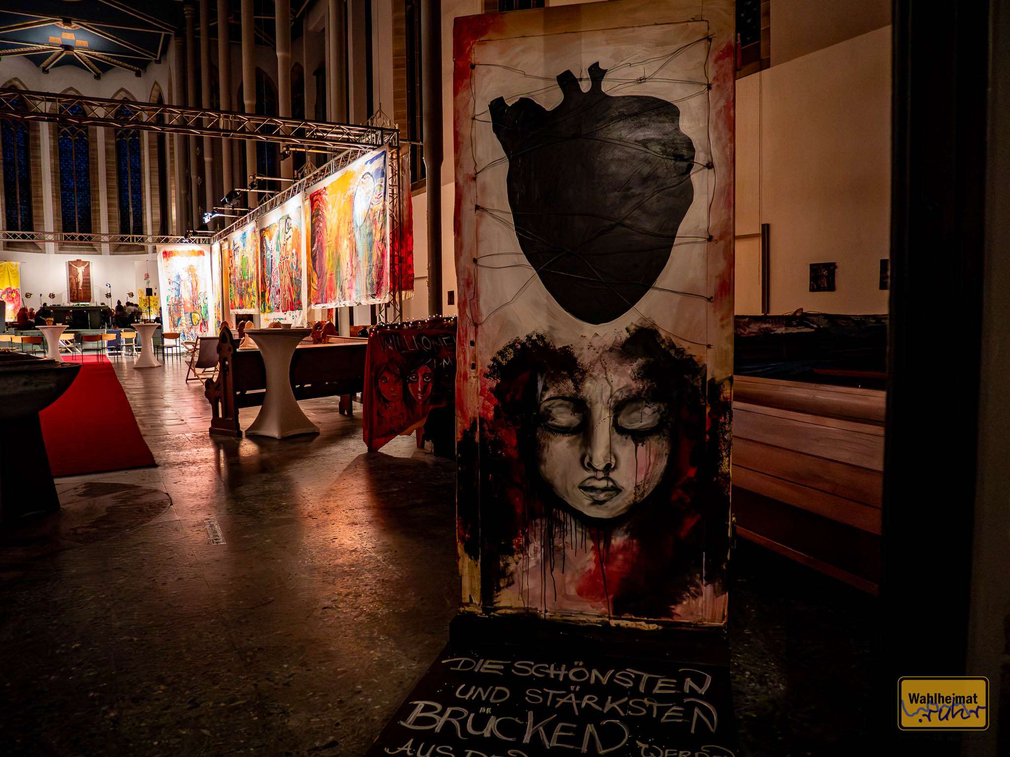 Kunst im Eingangsbereich der Kirche.