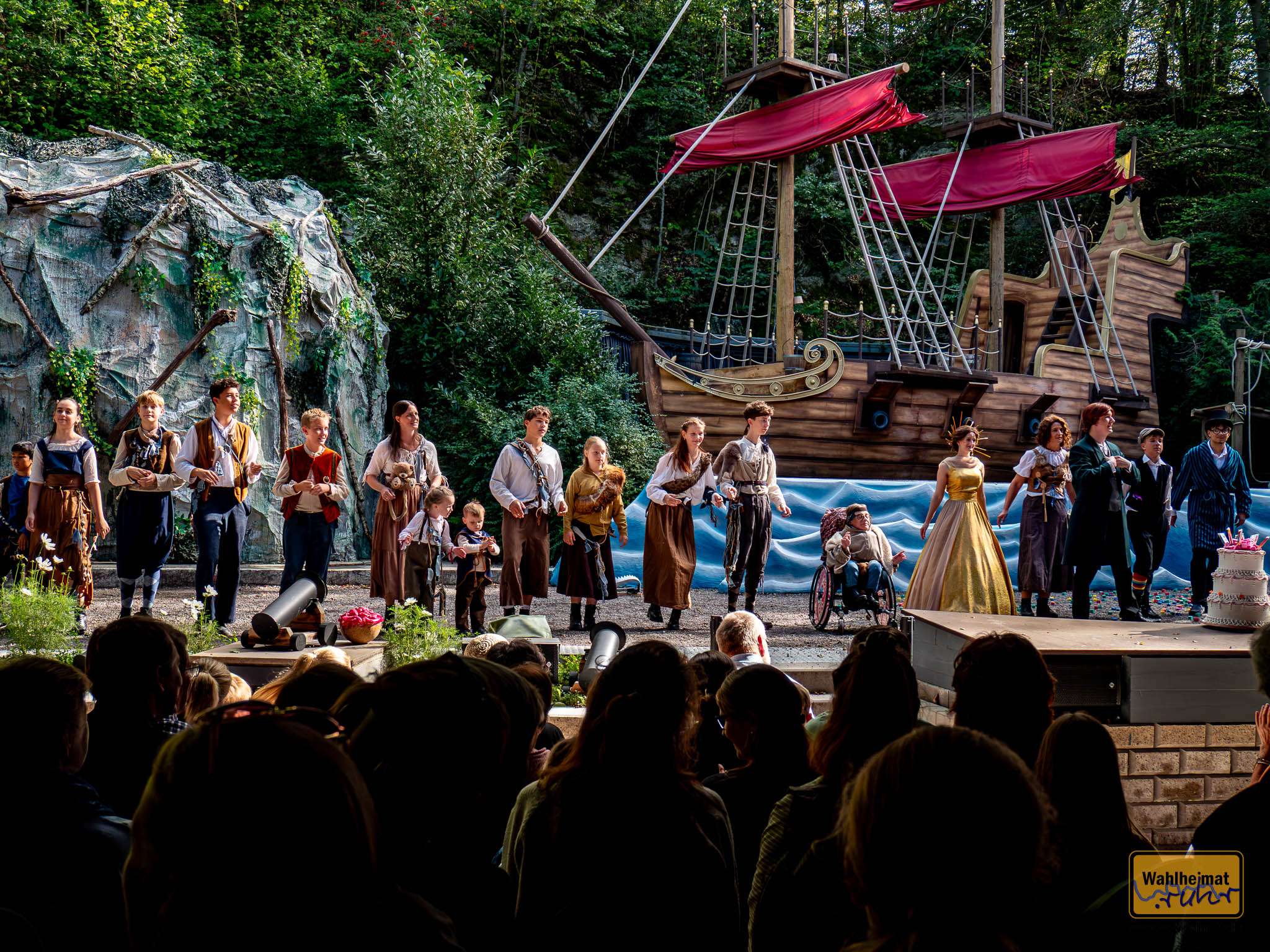 Nur ein Teil der kleinen und großen Schauspielenden von Nimmerland - Die Suche nach Peter Pan.